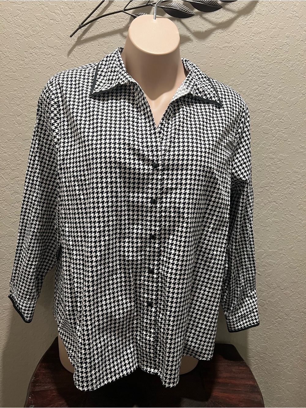 Black & White Houndstooth Button-Down Shirt - Women